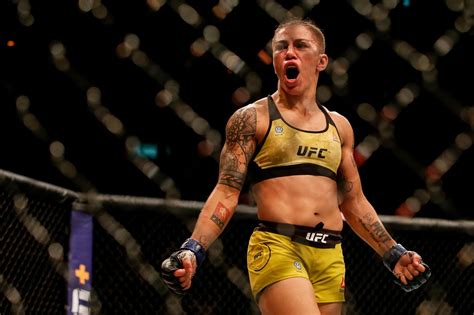 Jessica Andrade nude pics paid off house, car — ‘I’m very happy。